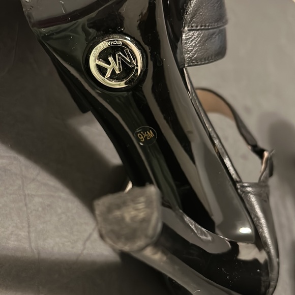 MICHAEL.   MICHAEL KORS  BEVERLY  LEATHER SANDAL SIZE 9 1/2 - Picture 11 of 11